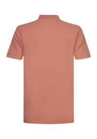 Polo rose poussière uni à manches courtes présenté de dos avec un col côtelé et des poignets de manches.