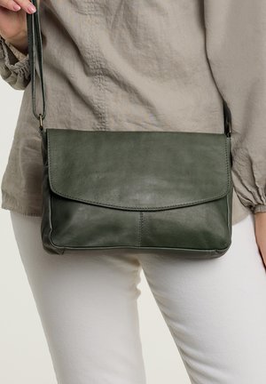 Gusti Leder, MAISIE - Olkalaukku - grün