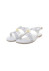 Bílé kožené sandály s několika popruhy, zlatými kruhovými ozdobami a plochou podešví. Mají nastavitelné zapínání na kotníku a detaily šití.