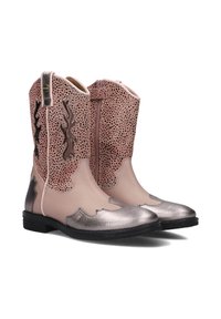 Rosa Leder-Cowboystiefel mit einem perforierten Design und metallischen Akzenten, ausgestattet mit Zuglaschen und einem niedrigen schwarzen Absatz.
