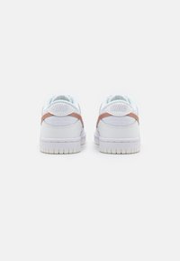 Nike Sportswear DUNK LOW - Sapatilhas - white/metallic red bronze/summit white