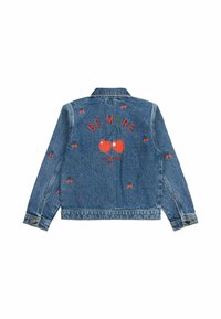 Jeans jakna s sproščenim fitom, ki na hrbtu prikazuje vezenje rdečih češenj in napisa "BODI VEČ TI", z gumbnimi manšetami in ovratnikom.