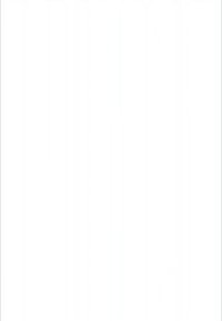 Három különböző ember, akik mosolyognak és együttműködnek egy laptop körül egy világos munkaterületen.