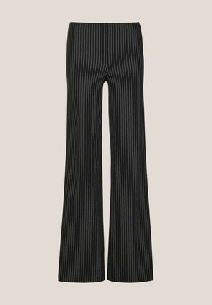 Schwarze, ausgestellt geschnittene Hosen mit weißen vertikalen Streifen, ausgestattet mit einem elastischen Bund und einer glatten Stofftextur.