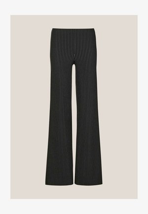 Zwarte flared broeken met witte verticale strepen, voorzien van een elastische tailleband en een gladde stoftextuur.