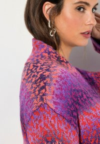 Strickpullover mit einem komplizierten Muster aus lila, rosa und orangefarbigen Tönen, mit einer lockeren Passform und einem überschnittenen Schulterdesign.