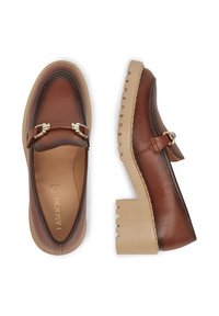 Hnědé kožené mokasíny s robustní krémovou gumovou podrážkou, s zlatým kováním a dekorativním páskem přes nárt.