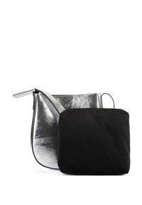 Borsa metallica argento con un design elegante e una texture liscia, accompagnata da un elegante pochette nera con zip e una finitura in tessuto morbido.