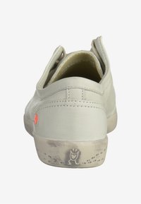 Scarpa in pelle grigia chiara con punta arrotondata, pannelli laterali elasticizzati e suola in gomma testurizzata; presenta un piccolo logo rosso e un grafiche di una rana.