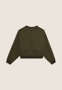 Sudadera corta verde oliva con mangas largas, puños y dobladillo acanalados, y un cuello redondo simple. Tejido liso con costuras mínimas.