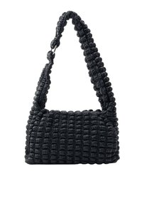 Schwarze gewebte Handtasche mit einer strukturierten, gesteppten Optik. Verfügt über einen dicken, geflochtenen Trageriemen und hat eine rechteckige Form.