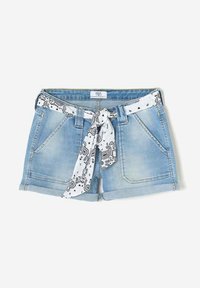 Lichtblauwe denim shorts met een opgerolde zoom, voorzien van twee voorzakken en een afneembare wit bandana-stijl riem met een paisleypatroon.