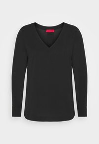 Top largo de manga larga negro con cuello en V, hecho de una tela suave; cuenta con un brillo sutil y aberturas laterales en el dobladillo para mayor facilidad de movimiento.