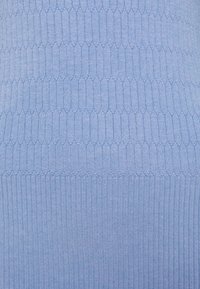 Hellblauer Strickpullover mit sechseckigem Muster im oberen Bereich und geripptem Muster im unteren Bereich. Weiches, dehnbares Material.