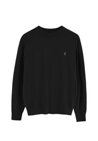 Maglione nero realizzato in morbido tessuto, con un classico scollo rotondo, maniche lunghe e un piccolo logo ricamato sul petto.