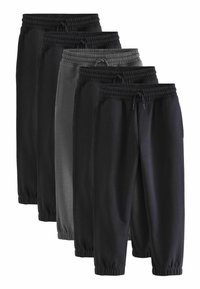 Fünf Paar Jogginghosen in verschiedenen Schwarz- und Grautönen, mit elastischen Taillenbunden und elastischen Bündchen an den Knöcheln.
