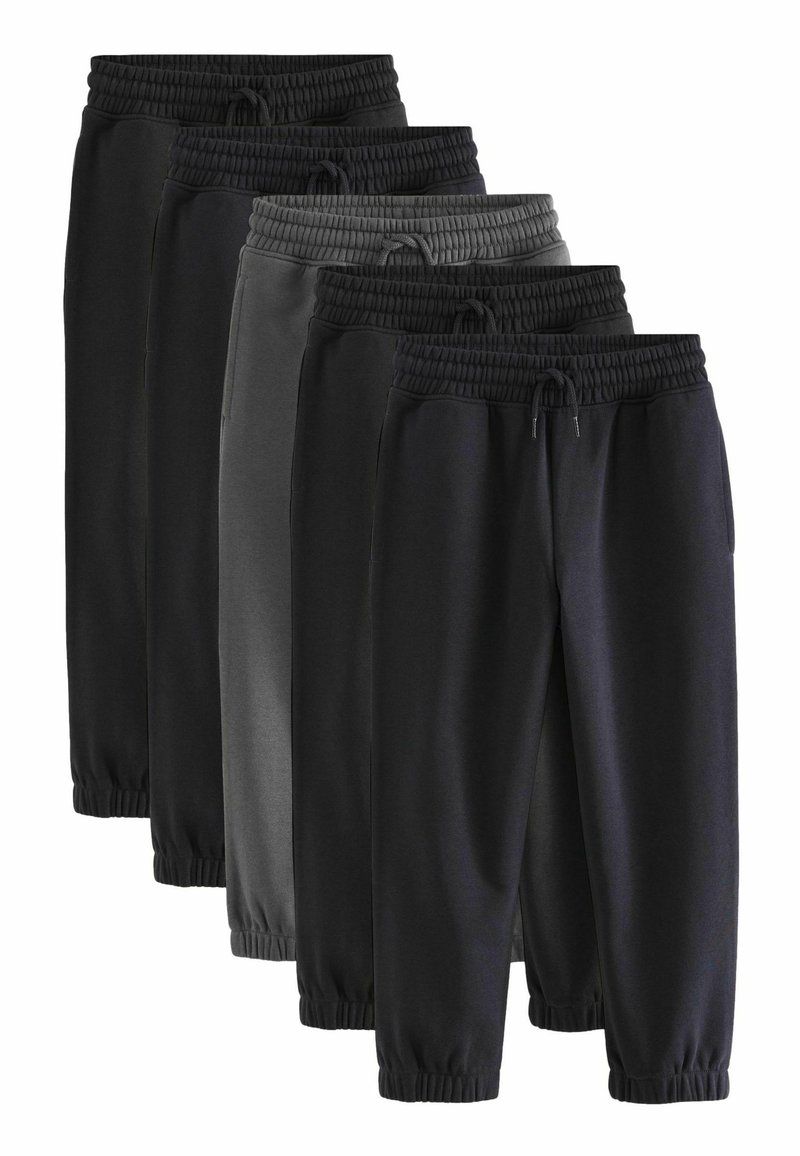 Fünf Paar Jogginghosen in verschiedenen Schwarz- und Grautönen, mit elastischen Taillenbunden und elastischen Bündchen an den Knöcheln.