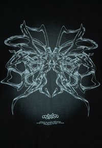 Czarna koszulka z tkaniny z detalicznym białym wzorem graficznym, przypominającym abstrakcyjny kształt motyla z płynnymi liniami i krzywymi.