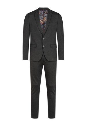 Completo grigio su misura con giacca a due bottoni, rever a becco e elegante fodera interna a fantasia. I pantaloni slim-fit completano l'insieme.