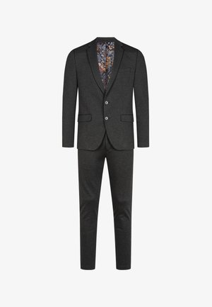 Grijze op maat gemaakte suit met een twee-knopen jasje, notch revers en stijlvolle met patroon gevoerde binnenvoering. Slim-fit broek maakt het geheel af.