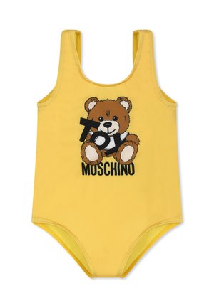 Costume intero giallo con grafica di un orso, testo nero "Toy" e logo "Moschino". Ha una texture liscia e spalline larghe.