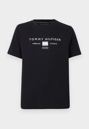 Camiseta negra de manga corta con el texto y logo "Tommy Hilfiger American Classics EST. 1985" impresos en blanco en el pecho.