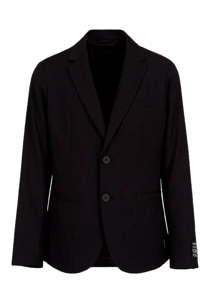 Blazer negro de dos botones con solapas en muesca, dos bolsillos frontales, bolsillo en el pecho y una pequeña etiqueta de texto blanco en el puño de la manga izquierda.
