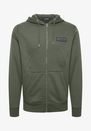 Zelena zip-up hoodie s prednjim džepom, kapuljačom s trakicom, teksturiranim materijalom i ušivenom oznakom na prsima.