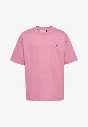 Camiseta de manga corta rosa en una suave mezcla de algodón. Presenta un escote redondo y un pequeño diseño bordado en el lado izquierdo del pecho.