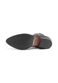 Stivali alla caviglia in suede nero con suola in gomma liscia e punta tondeggiante. Dotati di una cerniera laterale e di un sottile accento in pelle marrone all'interno.