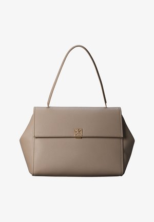 Beige lærhåndveske med et enkelt håndtak på toppen, rektangulær form, frontklaff og liten gyllen dekorativ spenne midt på foran.