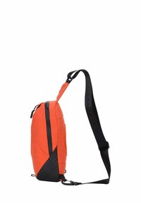 Sac à dos en tissu orange vif avec des accents noirs, une poche latérale et une bandoulière réglable. Présente un design élégant et moderne.