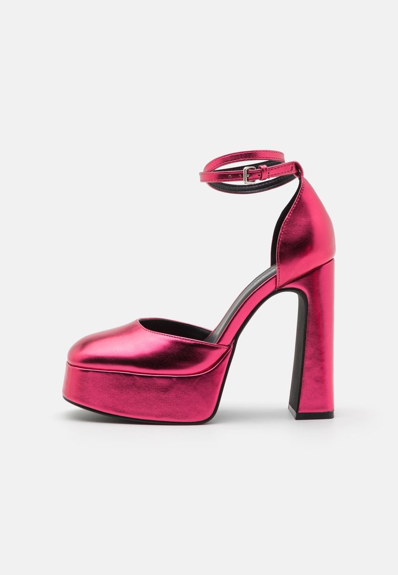 Chaussures à talons compensés métalliques roses avec un bout rond, une sangle à la cheville et un talon épais, présentant une surface lisse et brillante ainsi qu'un design minimaliste.