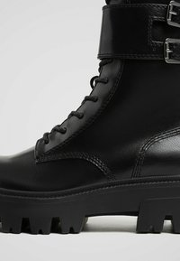 Stradivarius Cowboy- / bikerstøvlette - black