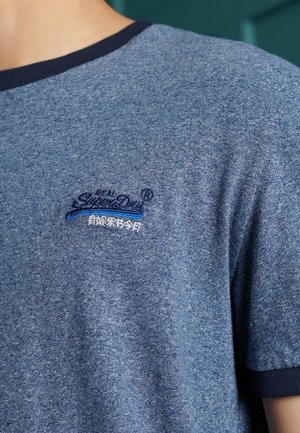 Camiseta azul y gris jaspeada con cuello redondo, mangas cortas y acentos de canalé en color marino. Presenta un logo bordado en azul y blanco.