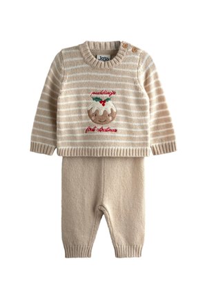 Conjunto de bebé de punto a rayas beige con diseño de pudin y texto "puddings first Christmas" en el suéter y pantalones lisos a juego.