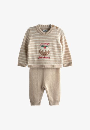 Conjunto de bebé de punto a rayas beige con diseño de pudin y texto "puddings first Christmas" en el suéter y pantalones lisos a juego.