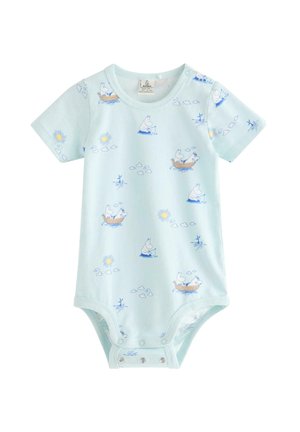 Lyseblå babydragt med korte ærmer og trykknapper i bunden, med tegneseriefigurer der sejler, sidder, samt et mønster med små soler og skyer.