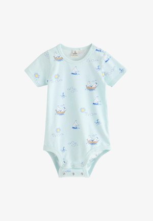 Lyseblå babydragt med korte ærmer og trykknapper i bunden, med tegneseriefigurer der sejler, sidder, samt et mønster med små soler og skyer.