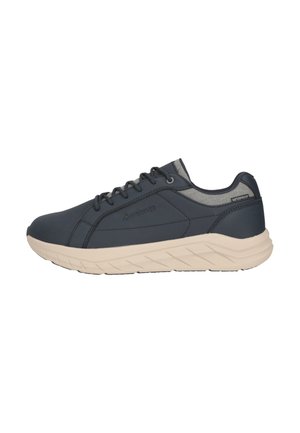 Marineblauer wasserdichter Sneaker mit grauem Innenfutter, schwarzen Schnürsenkeln und dicker beiger Sohle, von der Seite auf weißem Hintergrund gezeigt.