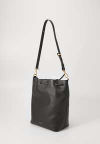 Borsa a secchiello in pelle nera con finitura testurizzata, tracolla regolabile e dettagli in hardware dorato. Presenta una chiusura con coulisse per maggiore sicurezza.