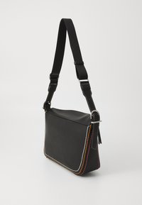 Borsa a spalla sintetica nera con cuciture multicolori lungo i bordi. Presenta una tracolla rimovibile e regolabile. Texture liscia.