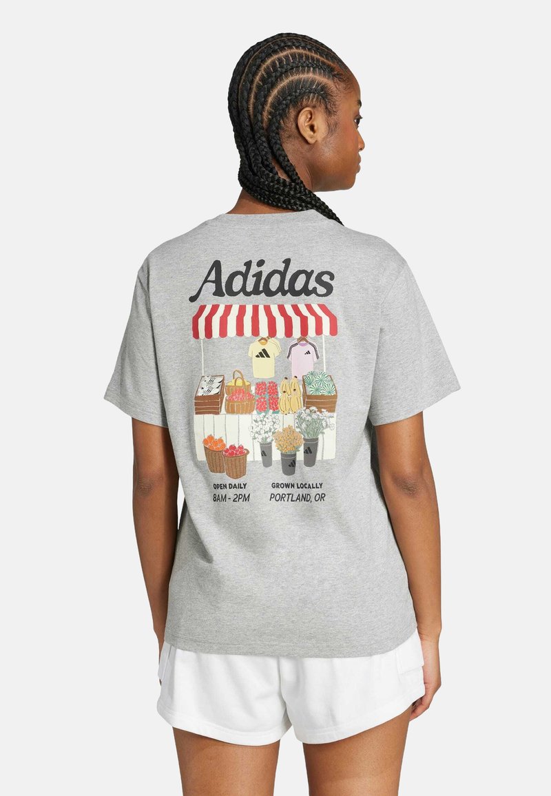 Grå kortärmad t-shirt med färggrafik av en marknad med frukter och grönsaker, texten "Adidas" och detalj av rödrandig markis på baksidan.