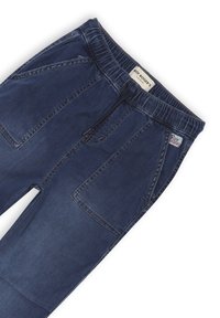 Pantaloni in denim blu scuro con cintura elastica, due grandi tasche frontali e etichetta con il marchio sulla tasca posteriore. Texture liscia.