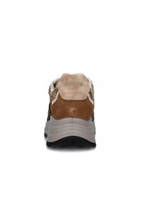 Sneaker verde e marrone con tomaia in suede, dettagli testurizzati e colletto imbottito. Presenta una suola spessa e scanalata per un'ammortizzazione ottimale.