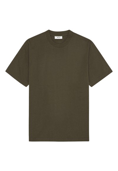 T-shirt in cotone verde khaki con colletto rotondo, maniche corte e orlo dritto. Texture morbida con etichetta di branding minimale sul colletto.