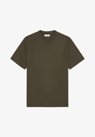 Khaki grøn bomulds t-shirt med rund halsudskæring, korte ærmer og lige kant. Blød tekstur med minimal mærkelabel på kraven.