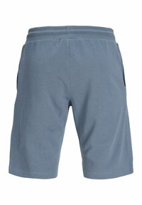 Shorts décontractés bleus longueur genou avec une ceinture élastique et des poches latérales, présentés de dos sur un fond blanc.