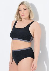 Mustat leopardi printtiset bralette -liivit, joissa on yksivärinen harmaa vyötärönauha. Korkeavyötäröiset mustat leopardi printtiset alushousut harmaalla vyötärönauhalla. Pehmeä kangas, saumaton muotoilu.
