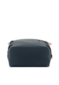 Tmavě modrá soft-shell taška s hladkým povrchem, obdélníkovým tvarem, horním zipem a kontrastními béžovými akcenty na uších. Obsahuje pevné kování.